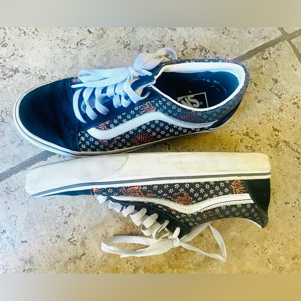 Awesome tiger Vans with ties
